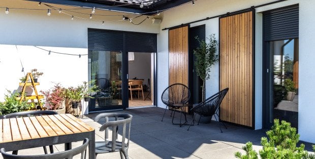 Stolarka otworowa w praktyce: Jak wybrać okna i rolety?