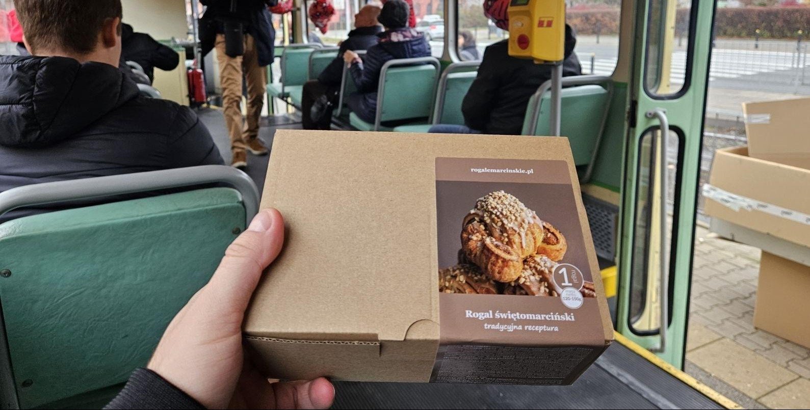 Tramwaj z Poznania dziś na torach w Warszawie. Będą rozdawali rogale