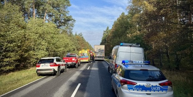 Autokar przewożący dzieci zderzył się z cysterną. Trwa akcja służb