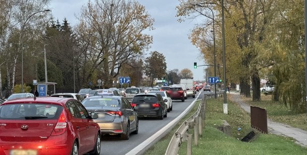Komunikacyjny armagedon w Wesołej. Ogromne korki, na przystankach tłumy