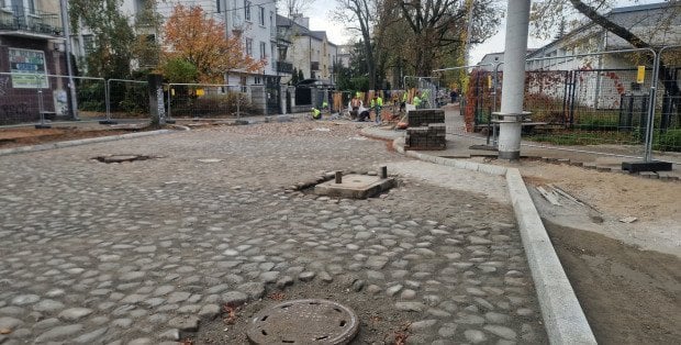 Na ulicę Orężną na Sadybie wracają „kocie łby”. Co na to mieszkańcy?