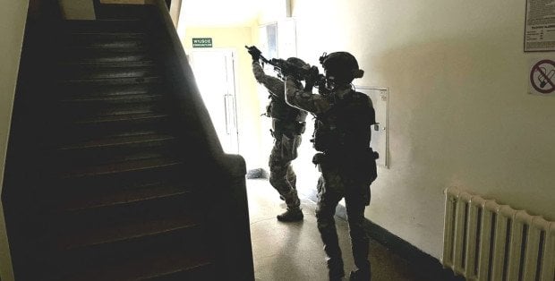 Wyrzucał przez okno meble. Do akcji wkroczyli kontrterroryści i negocjator