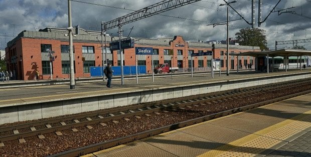 Od stycznia mieliby dojeżdżać do pracy po 7 godzin. Władze Siedlec w obronie kolejarzy