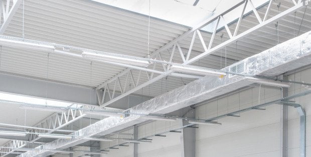 Budowa hali magazynowej to proces wymagający precyzji, wiedzy i doświadczenia.