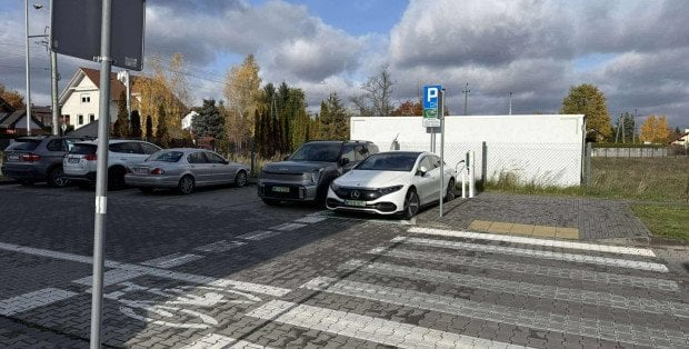 Samozwańczy szeryf z Nadarzyna nie pozwala ładować samochodów na publicznej ładowarce