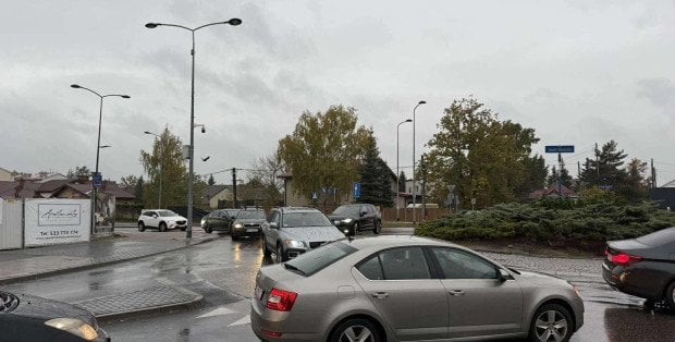 Remont sparaliżował osiedle w Wesołej. Dzielnica zabiera głos