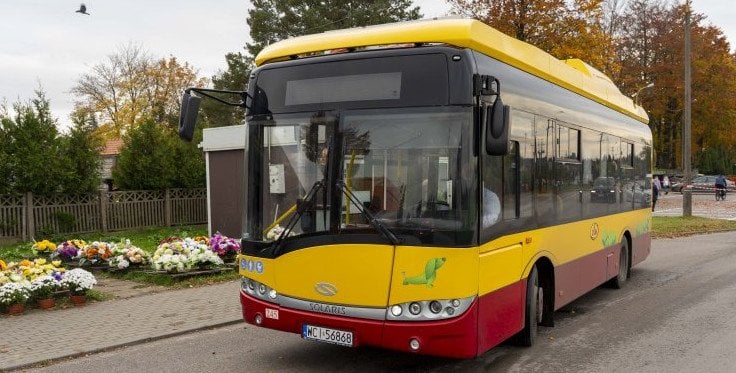 Dodatkowe autobusy i łatwiejszy dojazd na cmentarz. Zmiany w komunikacji na Wszystkich Świętych