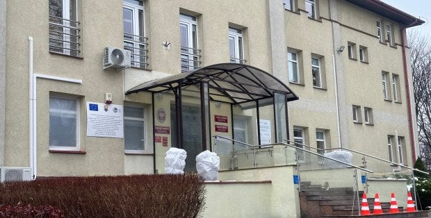 Posty promujące hotel na profilu gminy Wiązowna. Urzędnicy alarmują