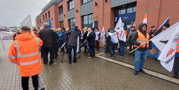 Nie chcą połączenia z oddziałem w Białymstoku. Protest kolejarzy w Siedlcach