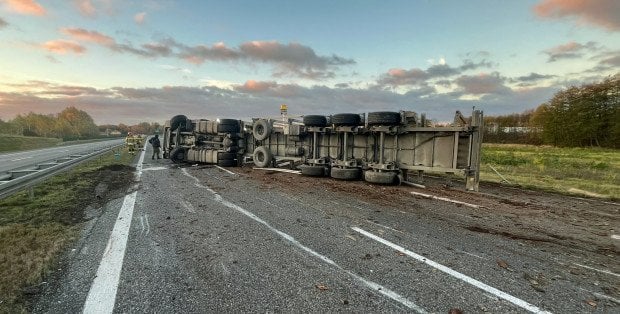 Ciężarówka przewróciła się na drogę. Duże utrudnienia na S7