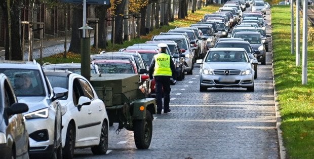 Wzmożone kontrole policji na drogach. Ruszają wyjazdy na cmentarze