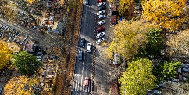 Jak najlepiej dojechać na mazowieckie cmentarze? [MAPY]