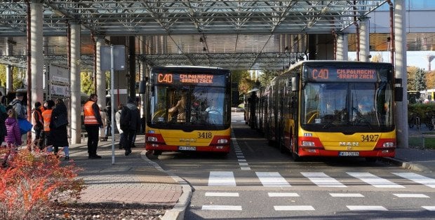 Warszawa. Jak dojechać na cmentarze? [SPRAWDŹ]