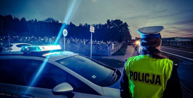Odwiedzanie cmentarzy na Mazowszu. Nad bezpieczeństwem ma czuwać 1,4 tys. policjantów