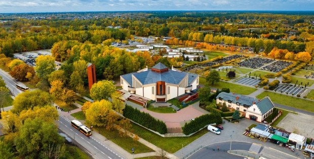 Warszawa. Jak dojechać na cmentarze? [MAPY]