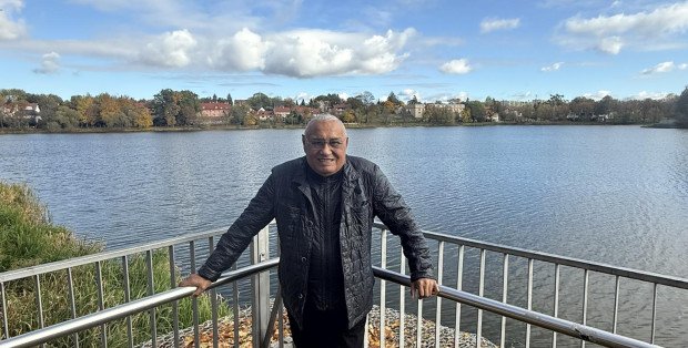 Z muzyką, jedzeniem i trunkami. Romowie odwiedzają groby bliskich