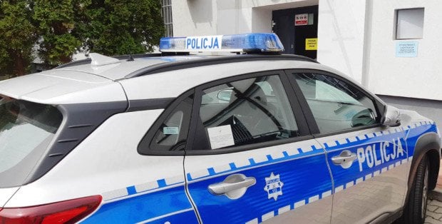 Policjant w szpitalu po pościgu w powiecie pruszkowskim. Kierowca jest poszukiwany
