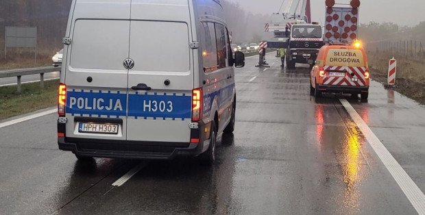 W Garwolinie na S17 wywróciła się naczepa. Zablokowana droga na Lublin