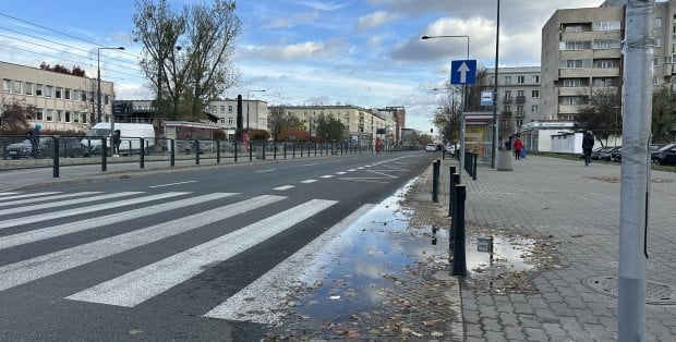 „Tu bez przerwy kałuże stoją”. Mieszkańcy skarżą się po remoncie Grochowskiej