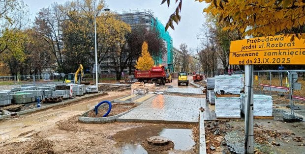 Co z remontem ulicy Rozbrat? Miał się już skończyć, a prace nad jezdnią choćby nie ruszyły
