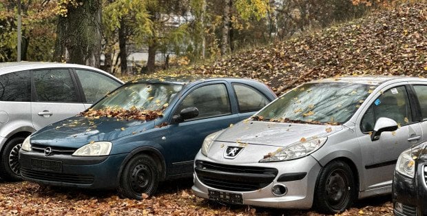 Miał być nowy parking, a jest cmentarzysko wraków. Mieszkańcy Ursynowa alarmują