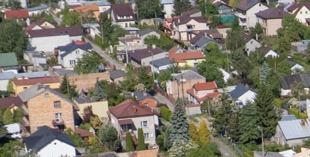 Weszli w nocy do obcego mieszkania i wygonili 20-letnią lokatorkę