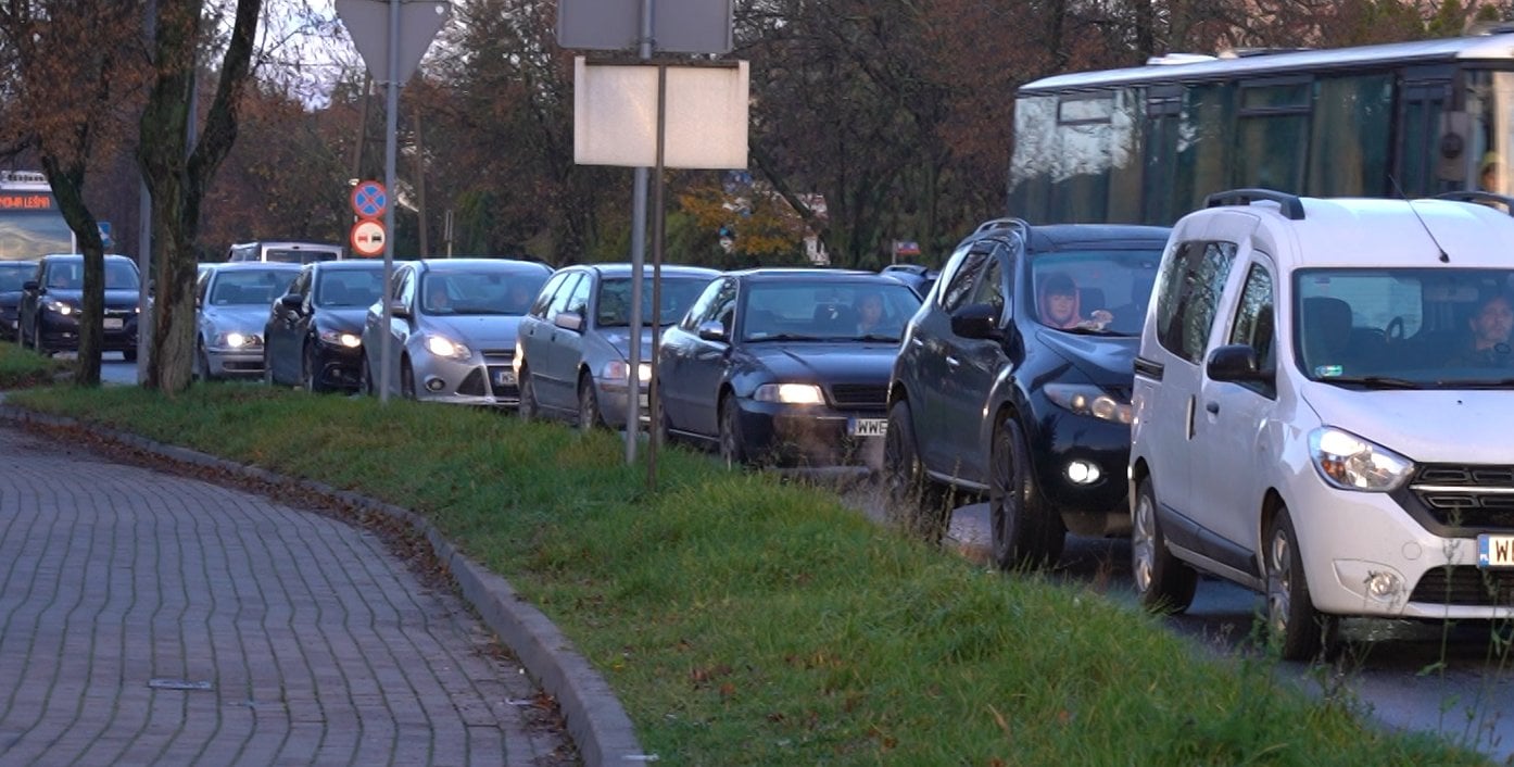 Tylko trzy kilometry w godzinę? Co rano Warszawska stoi w korkach