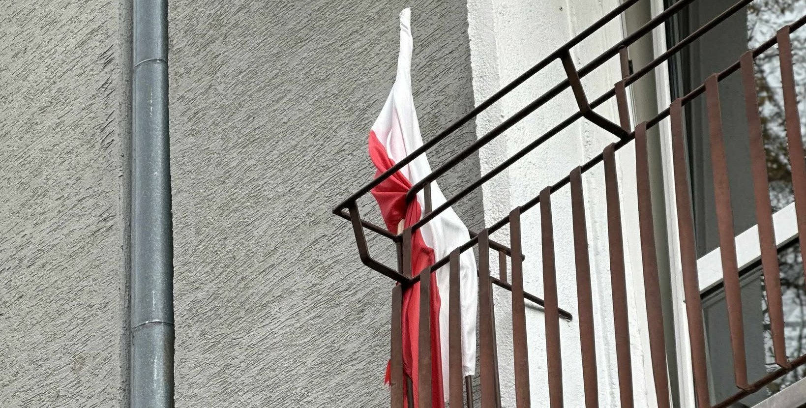 Zaniedbane symbole narodowe na Żeromskiego? Flagi są „bardzo brudne”