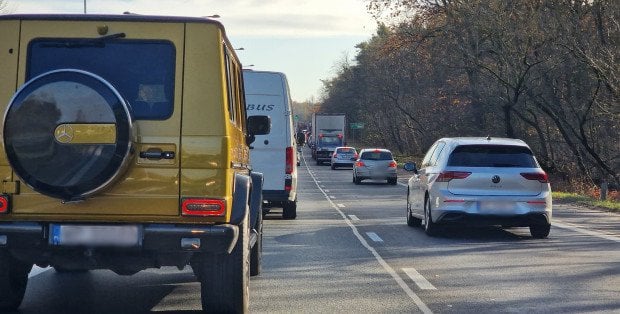 Zamiast kwadransa jadą godzinę. Czy da się coś zrobić z korkami z Łomianek do Warszawy?