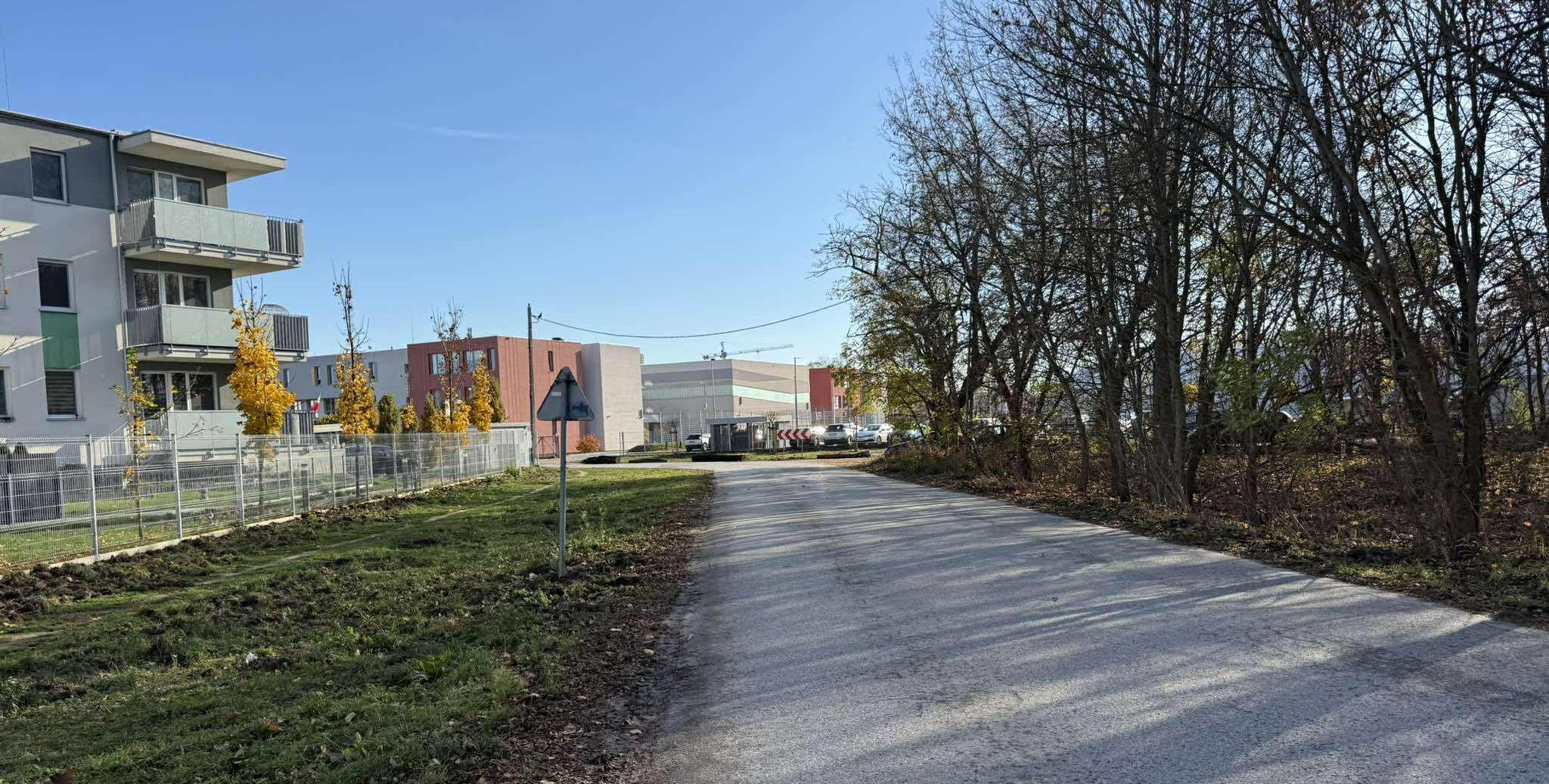 Bez chodnika przy jednej z największych szkół. „To realne niebezpieczeństwo”