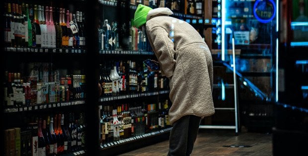 „Po 22:00 nie sprzedajemy”. Sprawdziliśmy, czy „nocna prohibicja” w Warszawie rzeczywiście działa