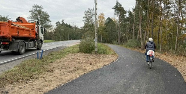 „Jadę rowerem, a tu ścieżka urwana”. Trasa rowerowa w gm. Łochów niekompletna