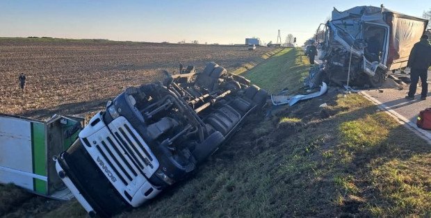 Zderzenie dwóch ciężarówek pod Ostrowią Maz. [UTRUDNIENIA]