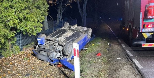 Uderzył w ogrodzenie i dachował. Poważny wypadek pod Płońskiem