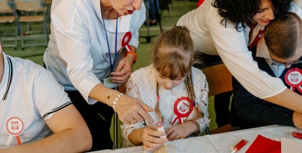 Marcelinki w patriotycznych barwach. Przygotowali je dla mieszkańców Płocka uczniowie