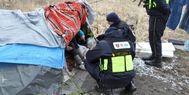 Ciepłe posiłki, koce i ubrania. Straż miejska pomaga bezdomnym w zimne dni