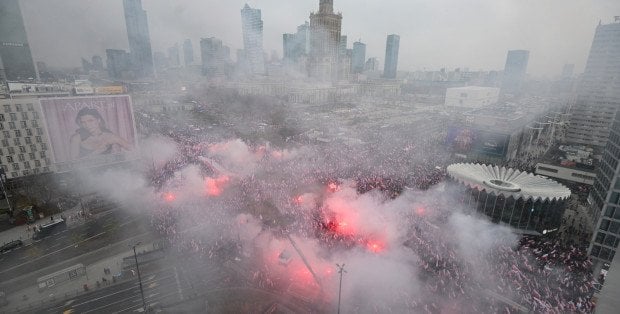 Ruszył Marsz Niepodległości. Ogromne utrudnienia w centrum Warszawy