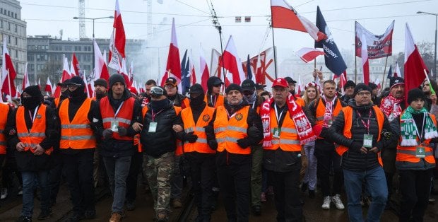Marsz Niepodległości zmierza w kierunku PGE Narodowego. Wśród uczestników prezydent [WIDEO]