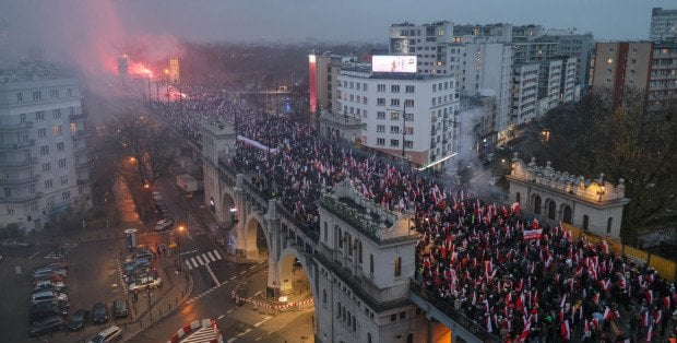 Marsz Niepodległości idzie przez Warszawę. SCB podało liczbę uczestników