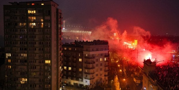 Raca na schodach konsulatu Stanów Zjednoczonych. SCB o 11 listopada w Warszawie
