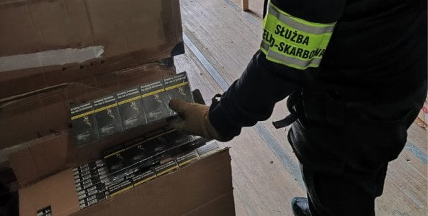 Kontrabanda za niemal 2 mln zł w dwóch kontenerach. W jednym siedział właściciel