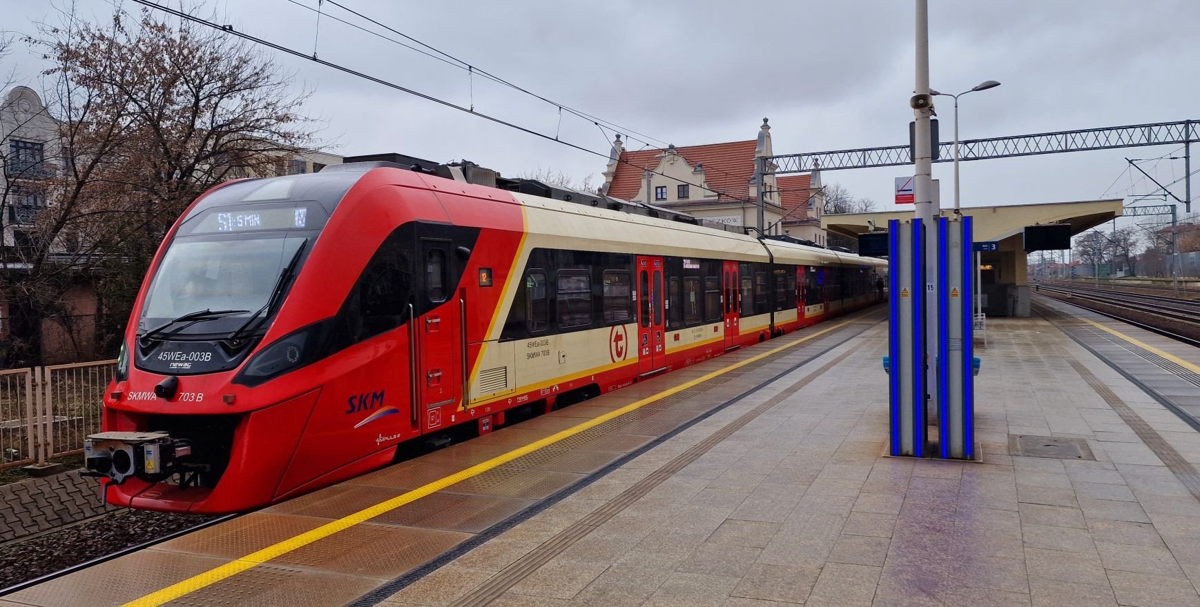 Utrudnienia na kolei w Warszawie. Opóźnienia pociągów SKM i KM