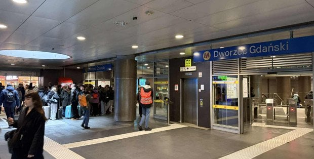 Nie dość, iż bez Dworca Centralnego, to jeszcze bez M1. Skąd kumulacja utrudnień?