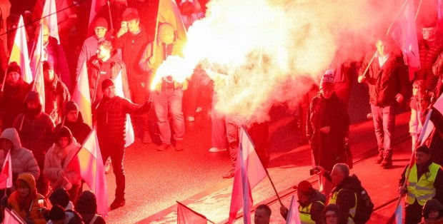 Odpalali race i petardy na Marszu Niepodległości. Policja szuka sześciu osób