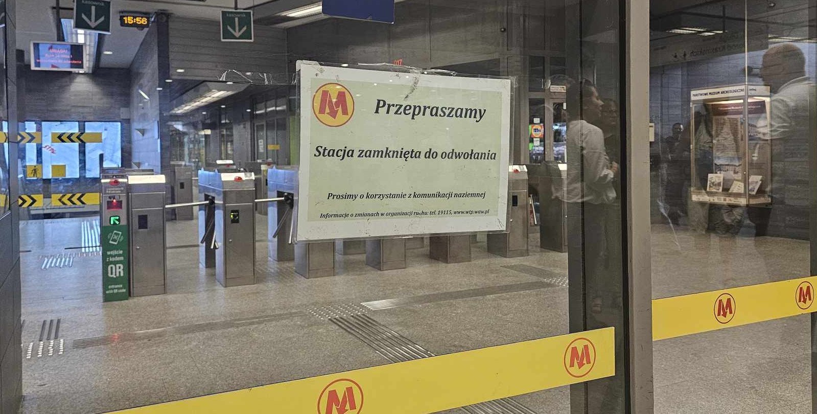 Paraliż w Warszawie. Zamkniętych 10 stacji M1, Dworzec Centralny nie działa