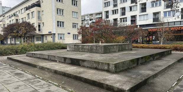 Napis zniknął z postumentu „Ofiarom Rzezi Pragi”. „Formalnie to nie jest miejsce pamięci”