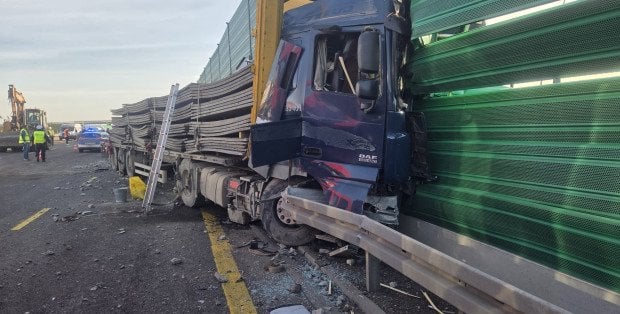 Ogromne utrudnienia na DK7 koło Płońska. Ciężarówka wbiła się w bariery