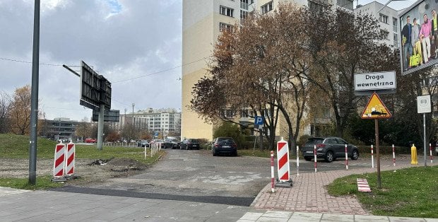 Wyjazd z parkingu przez chodnik? Niebezpieczne skutki remontu na Ciszewskiego