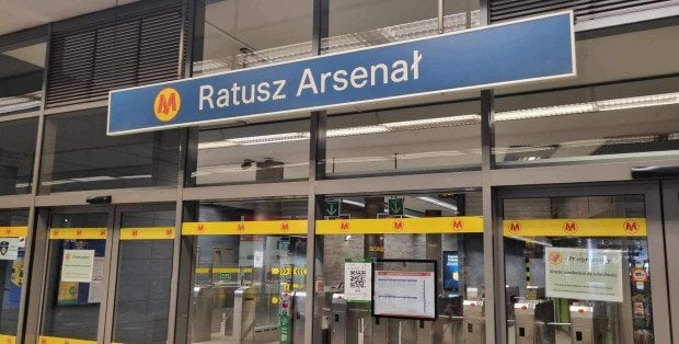 Metro nie jeździ na 10 stacjach, jest komunikacja zastępcza. „To jakiś koszmar”