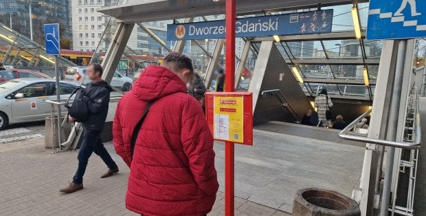 Mieszkańcy stolicy załamani utrudnieniami. Metro nie jeździ na 10 stacjach